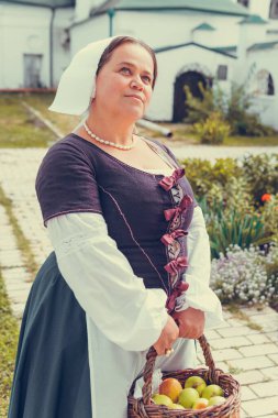 Esmer kadın portresi. Tarihi Barok kıyafetler giymiş. Eski moda saç stili, açık havada. İşçi sınıfı ortaçağ elbisesi