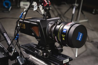 Kyiv, Kyiv bölgesi, Ukrayna - 31 Ocak 2024: Video kamera Phantom hd altın lensli Carl Zeizz Supreme Prime 35 mm, yakın plan. Görüntü yönetmeni için profesyonel ekipman, film teknolojisi