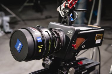 Kyiv, Kyiv bölgesi, Ukrayna - 31 Ocak 2024: Video kamera Phantom hd altın lensli Carl Zeizz Supreme Prime 35 mm, yakın plan. Görüntü yönetmeni için profesyonel ekipman, film teknolojisi