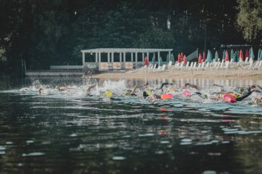Kyiv, Ukrayna - 22 Haziran 2024: Triatletler suda yüzüyor. Triatlon yarışması. Spor yaşam tarzı kavramı.