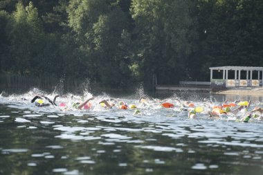 Kyiv, Ukrayna - 22 Haziran 2024: Triatletler suda yüzüyor. Triatlon yarışması. Spor yaşam tarzı kavramı.