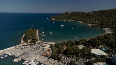 Türk sahil beldesi Kemer 'in kıyı bölgesinin havadan görünüşü. Güzel Akdeniz 'e. Suyun turkuaz renkleri. İHA atışı