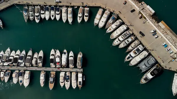Türk sahil beldesi Kemer 'in liman ve kıyı bölgesinin havadan görüntüsü. Güzel Akdeniz 'e. Suyun turkuaz renkleri. İHA atışı