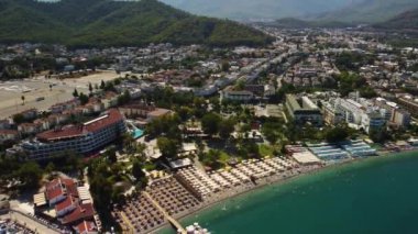 Türk sahil beldesi Kemer 'in kıyı bölgesinin havadan görünüşü. Güzel Akdeniz 'e. Suyun turkuaz renkleri. İHA atışı