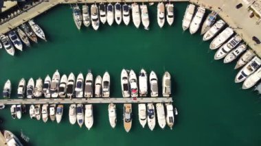 Türk sahil beldesi Kemer 'in liman ve kıyı bölgesinin havadan görüntüsü. Güzel Akdeniz 'e. Suyun turkuaz renkleri. İHA atışı