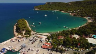 Türk sahil beldesi Kemer 'in kıyı bölgesinin havadan görünüşü. Güzel Akdeniz 'e. Suyun turkuaz renkleri. İHA atışı