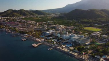 Türk sahil beldesi Kemer 'in kıyı bölgesinin havadan görünüşü. Güzel Akdeniz 'e. Suyun turkuaz renkleri. İHA atışı