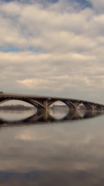 Kyiv, Ukrayna - 11 Kasım 2024: Metro köprüsünde metro, Dnipro nehri. Modern tren nehrin yukarısındaki raylarda ilerliyor. Bulutlu sonbahar günü