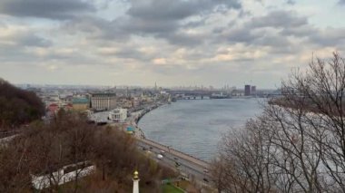 Kyiv, Ukrayna - 11 Kasım 2024: Poshtova Meydanı 'ndaki nehir istasyonu, Dnipro Nehri. Şehir silueti ve ünlü bir yer. Bulutlu sonbahar günü