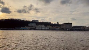 Kyiv, Ukrayna - 11 Kasım 2024: Poshtova Meydanı 'ndaki nehir istasyonu, Dnipro Nehri. Şehir silueti ve ünlü bir yer. Bulutlu sonbahar günü