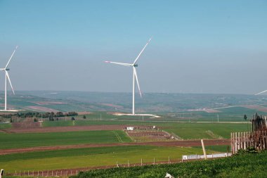 Rüzgar türbini ve yel değirmeni. Yeşil doğadaki temiz enerji farklı yerlerde. Sürdürülebilirlik ve çevre kavramı