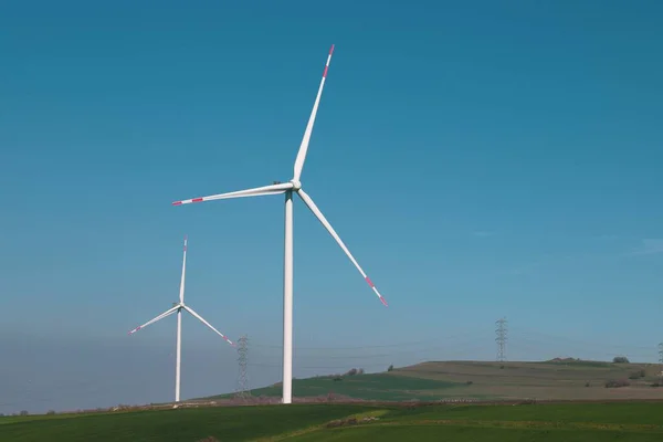 Rüzgar türbini ve yel değirmeni. Yeşil doğadaki temiz enerji farklı yerlerde. Sürdürülebilirlik ve çevre kavramı