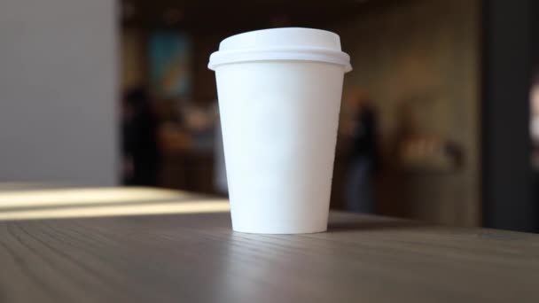 Fehér Papírbögre Egy Kávézóban Asztalon Kávézóban Emberek Mozognak Mögötte Puha — Stock videók