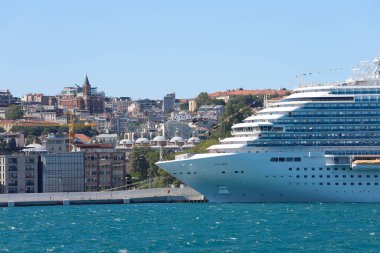 Güneşli bir günde turist seyahati için şehir limanında gemi turu. Sergi, İstanbul 'un turizm limanı Galataport' ta bekliyor..