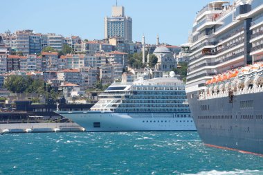 Güneşli bir günde turist seyahati için şehir limanında gemi turu. Sergi, İstanbul 'un turizm limanı Galataport' ta bekliyor..