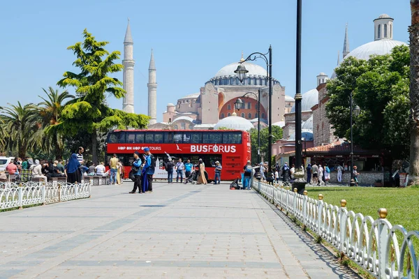 Hagia Sophia Heiliger Ort Reisebus Und Touristen Laufen Über Den — Stockfoto