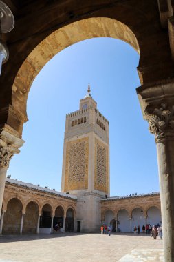 Zitouna Camii veya El-Zaytuna Camii - Tunus, Tarihi Cami 'nin ayrıntıları ve mimarisi. dikey biçim