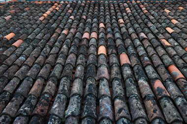 Paslı ve kirli seramik çatı fayansları, eski, hasarlı ve yıpranmış 