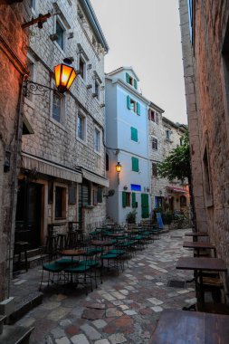 Kotor 'un dar kaldırımlı caddeleri ve UNESCO' nun Dünya Mirası adlı tarihi taş evleri. Eski kasaba mimarisi detayları. Dikey biçim