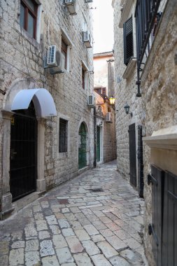 Kotor 'un dar kaldırımlı caddeleri ve UNESCO' nun Dünya Mirası adlı tarihi taş evleri. Eski kasaba mimarisi detayları. Dikey biçim