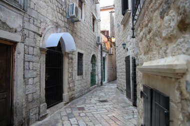 Kotor 'un dar kaldırımlı caddeleri ve UNESCO' nun Dünya Mirası adlı tarihi taş evleri. Eski şehir mimarisi detayları.