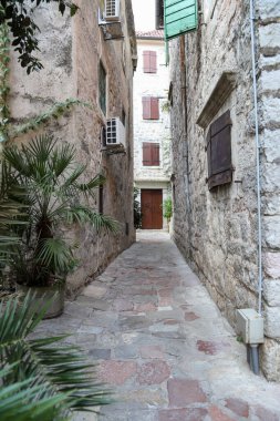 Kotor 'un dar kaldırımlı caddeleri ve UNESCO' nun Dünya Mirası adlı tarihi taş evleri. Eski kasaba mimarisi detayları. Dikey biçim