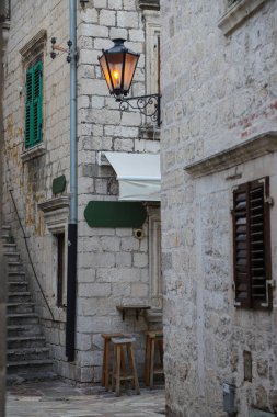 Kotor 'un dar kaldırımlı caddeleri ve UNESCO' nun Dünya Mirası adlı tarihi taş evleri. Eski kasaba mimarisi detayları. Dikey biçim