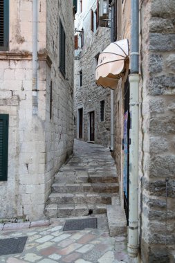Kotor 'un dar kaldırımlı caddeleri ve UNESCO' nun Dünya Mirası adlı tarihi taş evleri. Eski kasaba mimarisi detayları. Dikey biçim