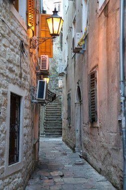 Kotor 'un dar kaldırımlı caddeleri ve UNESCO' nun Dünya Mirası adlı tarihi taş evleri. Eski kasaba mimarisi detayları. Dikey biçim