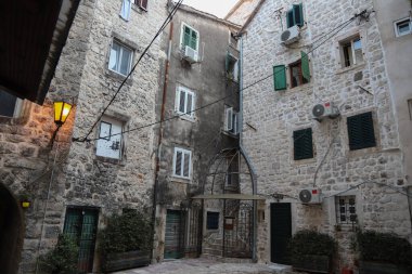 Kotor 'un dar kaldırımlı caddeleri ve UNESCO' nun Dünya Mirası adlı tarihi taş evleri. Eski kasaba mimarisi detayları. Dikey biçim