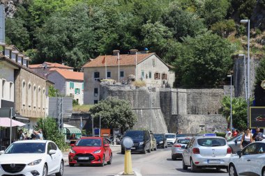 Kotor 'un dar kaldırımlı caddeleri ve UNESCO' nun Dünya Mirası adlı tarihi taş evleri. Eski şehir mimarisi detayları.