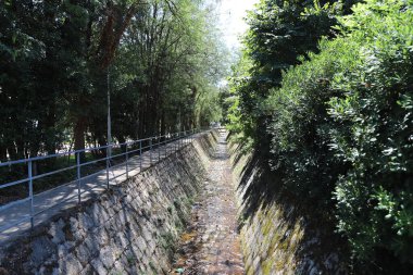 Şehir su kanalları. Yeşillikte tarihi bir su kanalı inşa edildi. Şehir suyu ve yağmur suyunu düzenlemek için..