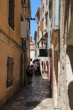 Kotor 'un dar kaldırımlı caddeleri ve UNESCO' nun Dünya Mirası adlı tarihi taş evleri. Eski kasaba mimarisi detayları. Dikey biçim