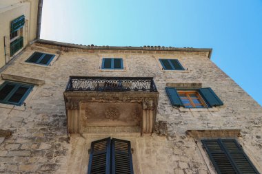 Kotor 'un dar kaldırımlı caddeleri ve UNESCO' nun Dünya Mirası adlı tarihi taş evleri. Eski şehir mimarisi detayları.