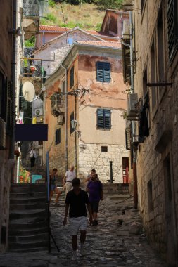 Kotor 'un dar kaldırımlı caddeleri ve UNESCO' nun Dünya Mirası adlı tarihi taş evleri. Eski kasaba mimarisi detayları. Dikey biçim