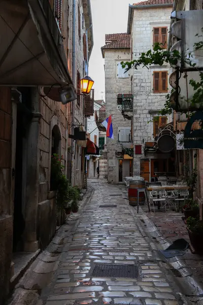 Kotor 'un dar kaldırımlı caddeleri ve UNESCO' nun Dünya Mirası adlı tarihi taş evleri. Eski kasaba mimarisi detayları. Dikey biçim