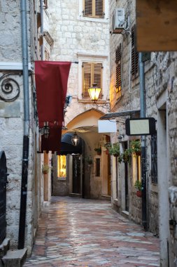 Kotor 'un dar kaldırımlı caddeleri ve UNESCO' nun Dünya Mirası adlı tarihi taş evleri. Eski kasaba mimarisi detayları. Dikey biçim