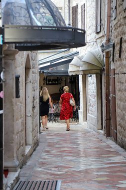 Kotor 'un dar kaldırımlı caddeleri ve UNESCO' nun Dünya Mirası adlı tarihi taş evleri. Eski kasaba mimarisi detayları. Dikey biçim