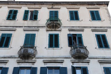 Kotor 'un dar kaldırımlı caddeleri ve UNESCO' nun Dünya Mirası adlı tarihi taş evleri. Eski şehir mimarisi detayları.