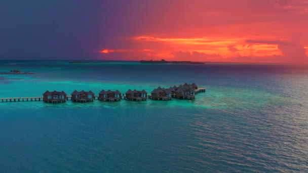 Overwater Villas Time Amazing Sunset Tropical Sea Coral Reef Aerial – stockvideo