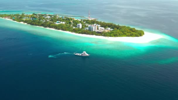 Тропічний Місцевий Острів Укулхас Мальдівах Білим Піщаним Пляжем Бірюзовою Морською — стокове відео