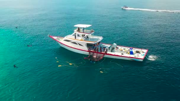 Halászok Egy Fehér Hajón Halászhálókat Szednek Kifogott Halakkal Maldív Szigetek — Stock videók