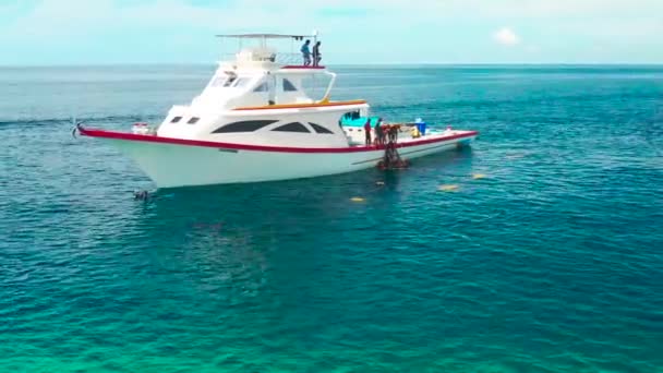 Místní Rybářská Loď Rozmístila Rybářské Sítě Moři Aby Chytala Ryby — Stock video