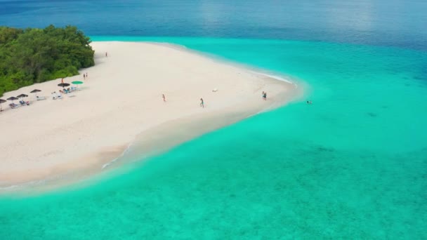 Tourists White Sandy Beach Turquoise Sea Local Island Ukulhas Maldives — ストック動画