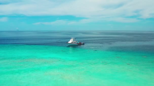 몰디브의 섬에서는 어선을 고기잡이 그물을 만들기도 무인기 — 비디오