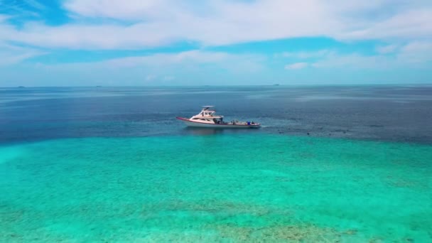 Белая Лодка Местных Рыбаков Бирюзовое Море Коралловым Рифом Мальдивах Воздушный — стоковое видео