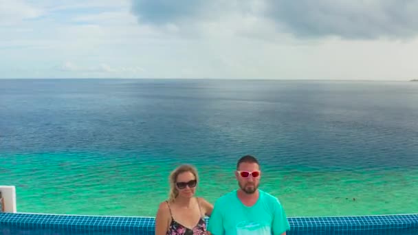 Pár Luxusní Dovolené Těší Nekonečný Bazén Střeše Tropického Ostrova Ukulhas — Stock video