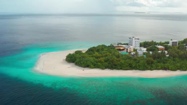 モルディブのヤシと紺碧の海を持つ小さなホテルと白い砂浜を持つ地元の島ウクラハ 空中ドローンビュー — ストック動画