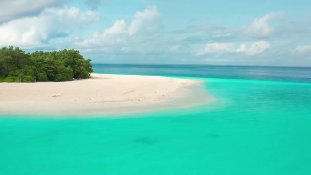 Вид Воздуха Пляж Белым Песком Бирюзовое Море Волнами Тропическом Острове — стоковое видео