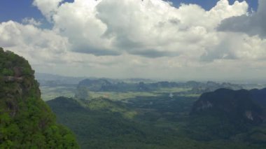 Ejderha Tepesi ile dağlarda hava görüntüsü - Khao Ngon Nak, Krabi Eyaleti, Tayland
